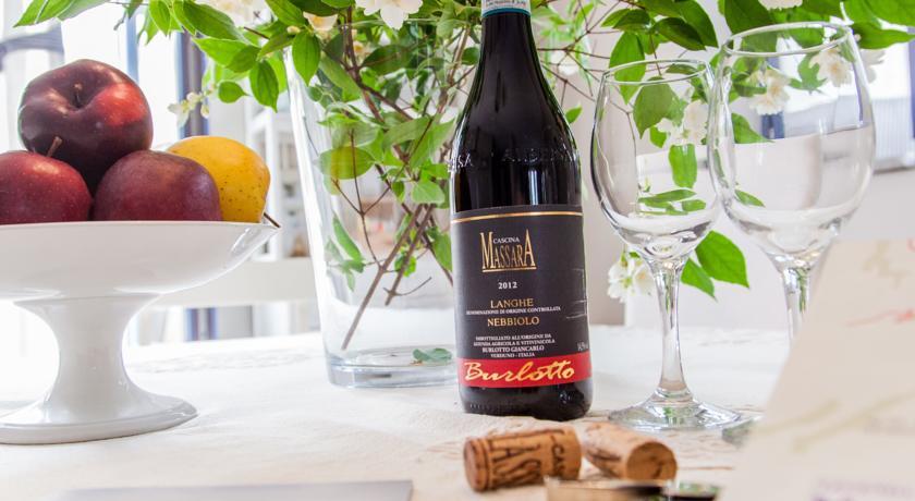 Cascina Arcangelo Raffaele Verduno Rum bild